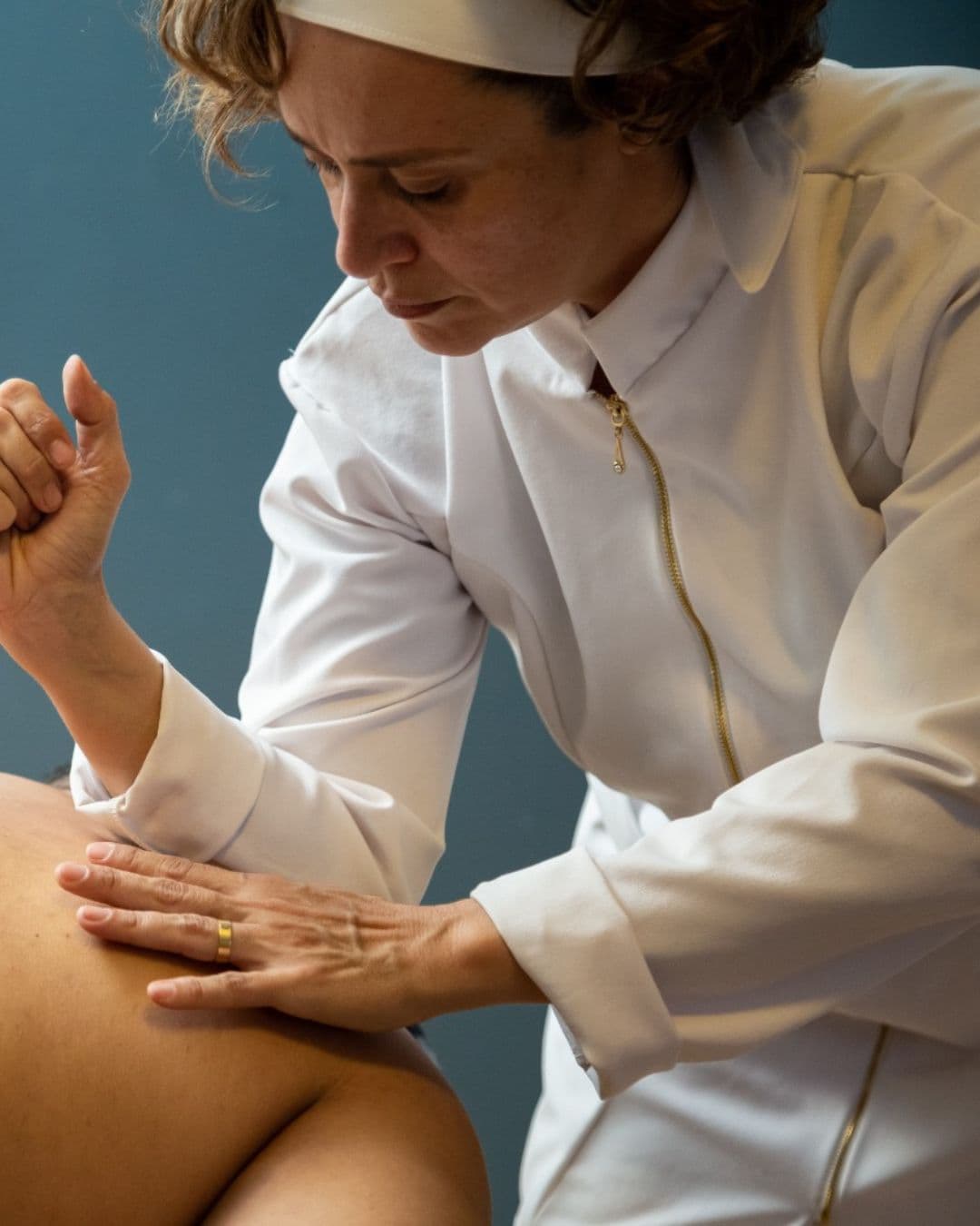 Tatiana Pacheco, terapeuta de medicina chinesa, atendendo no Espaço Cor